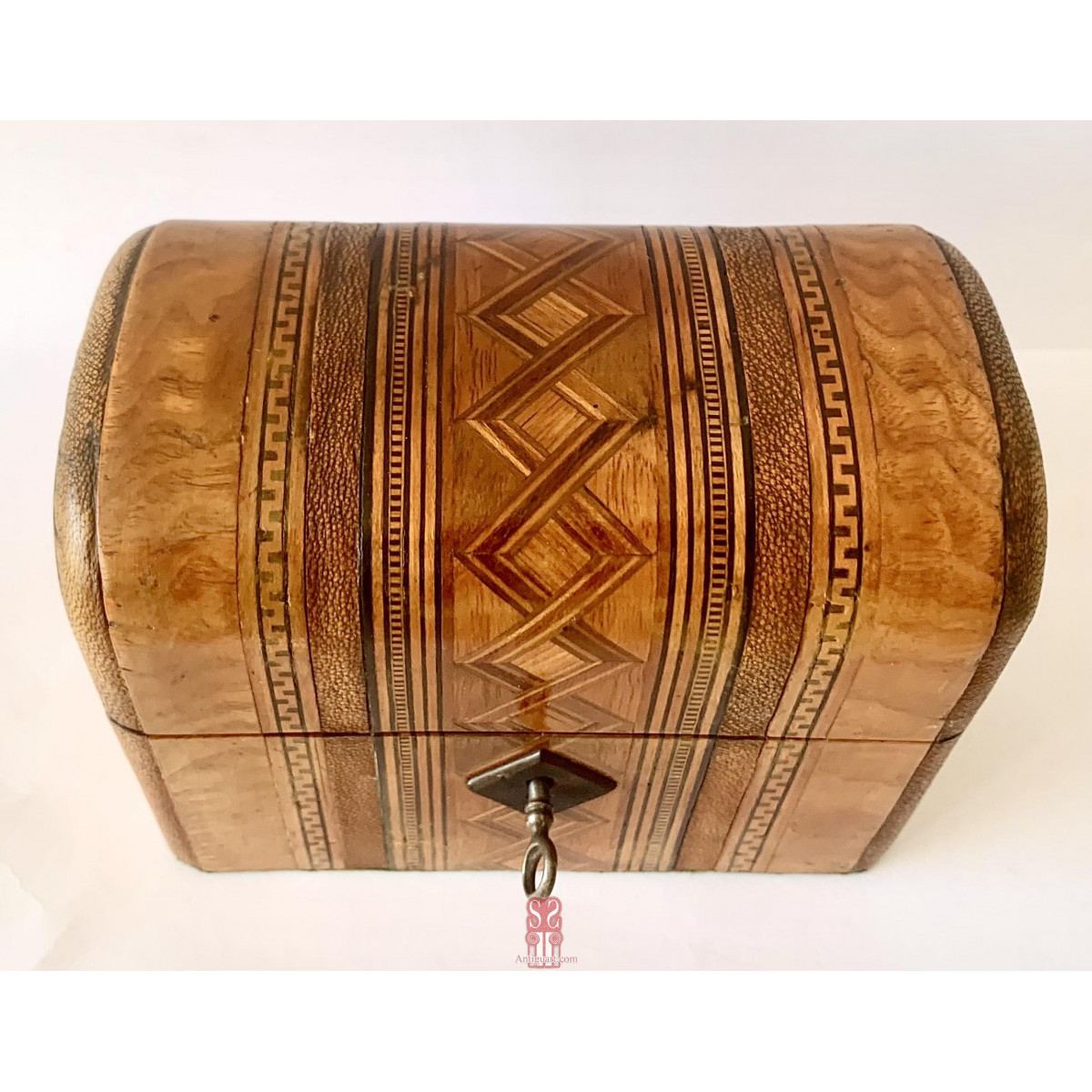 Box with fine inlays with geometric decorations 19th