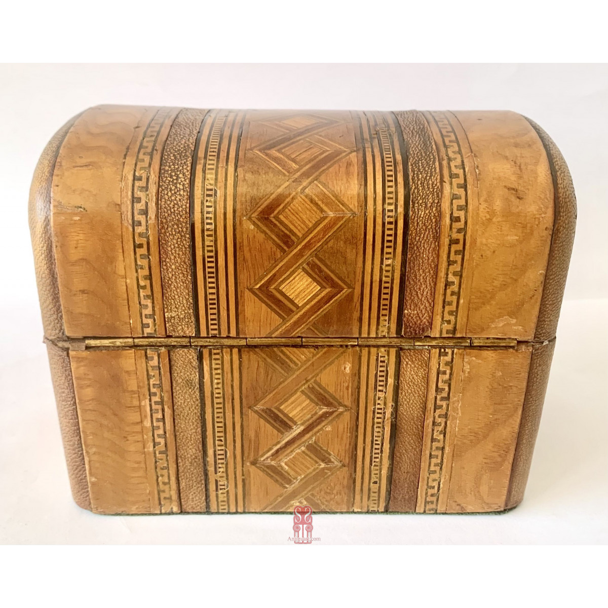 Box with fine inlays with geometric decorations 19th