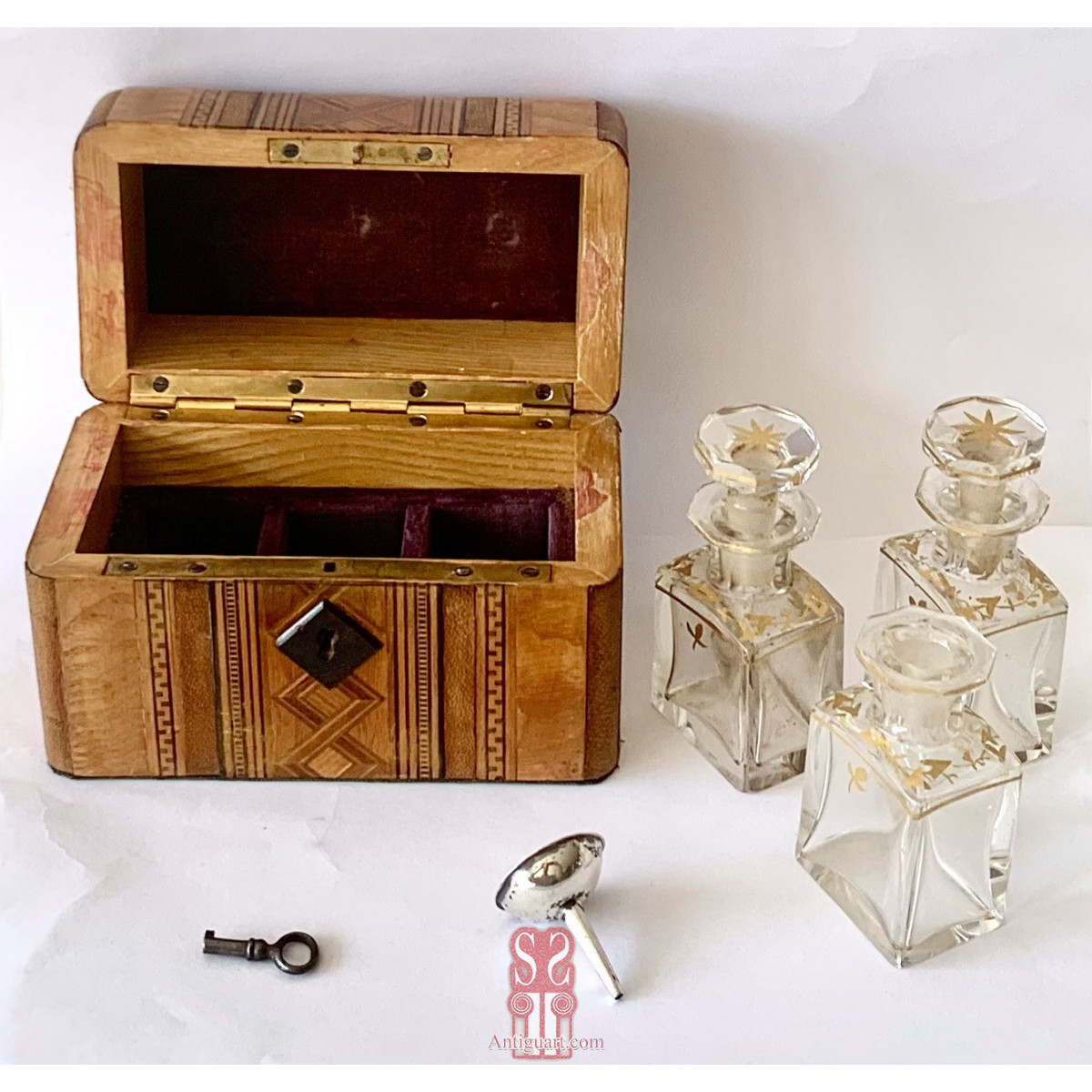 Box with fine inlays with geometric decorations 19th