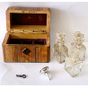 Caja con tres frascos de perfume del siglo XIX.