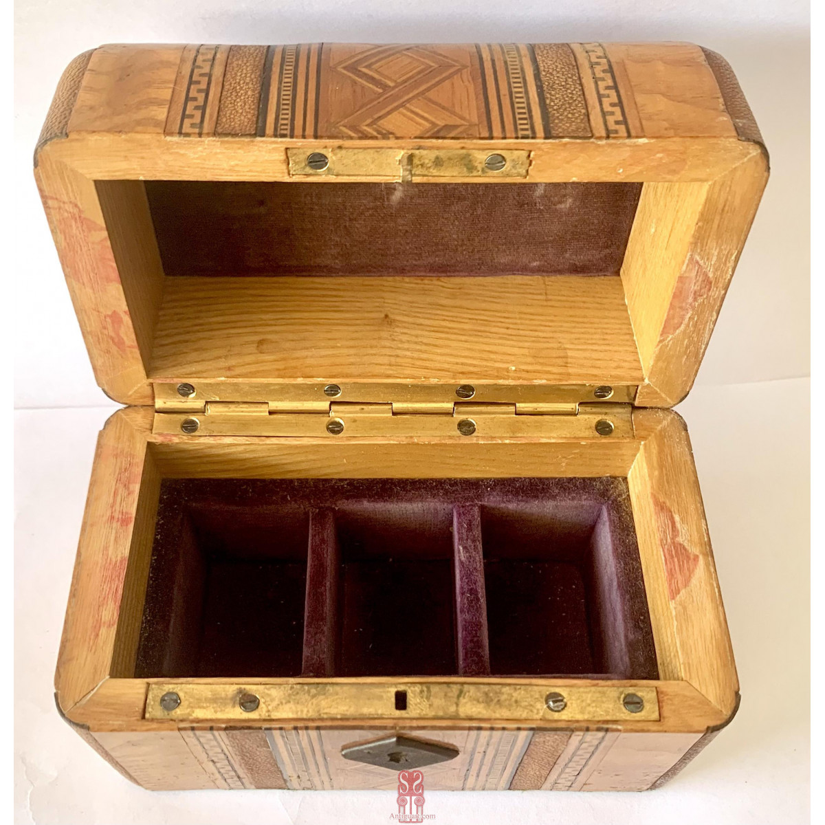 Box with fine inlays with geometric decorations 19th