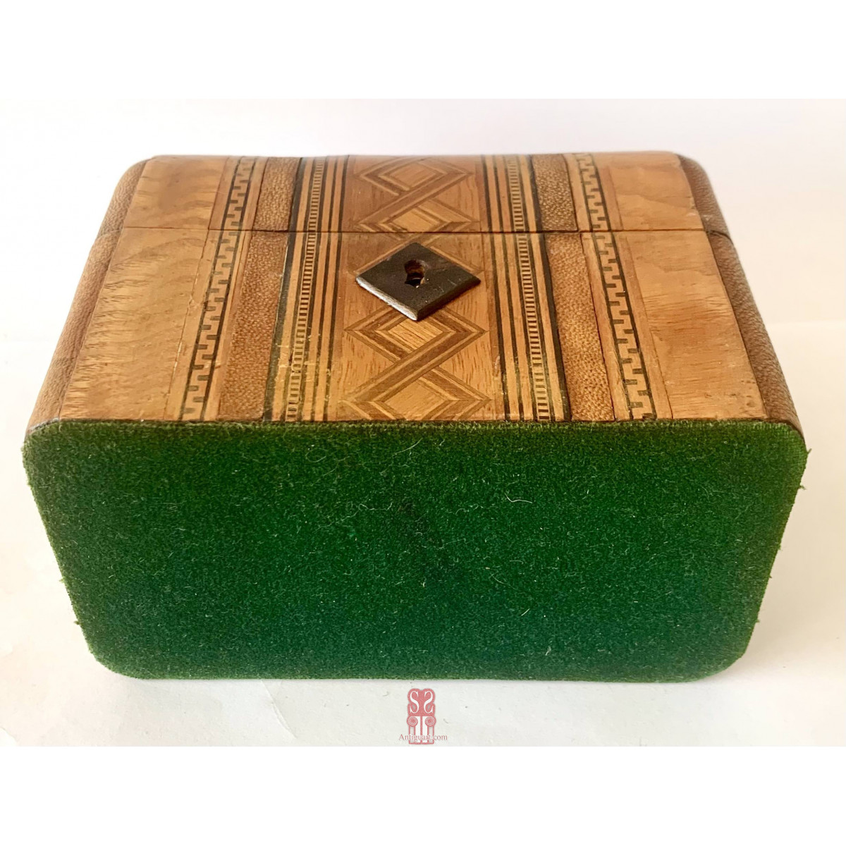 Box with fine inlays with geometric decorations 19th