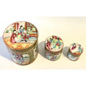 Conjunto de tres tarros en porcelana China Cantón Siglo XIX.
