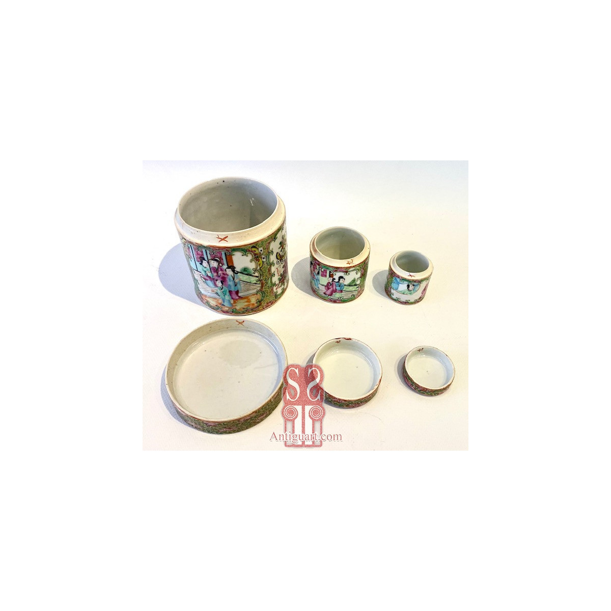 Conjunto de tres tarros en porcelana China Cantón Siglo XIX.