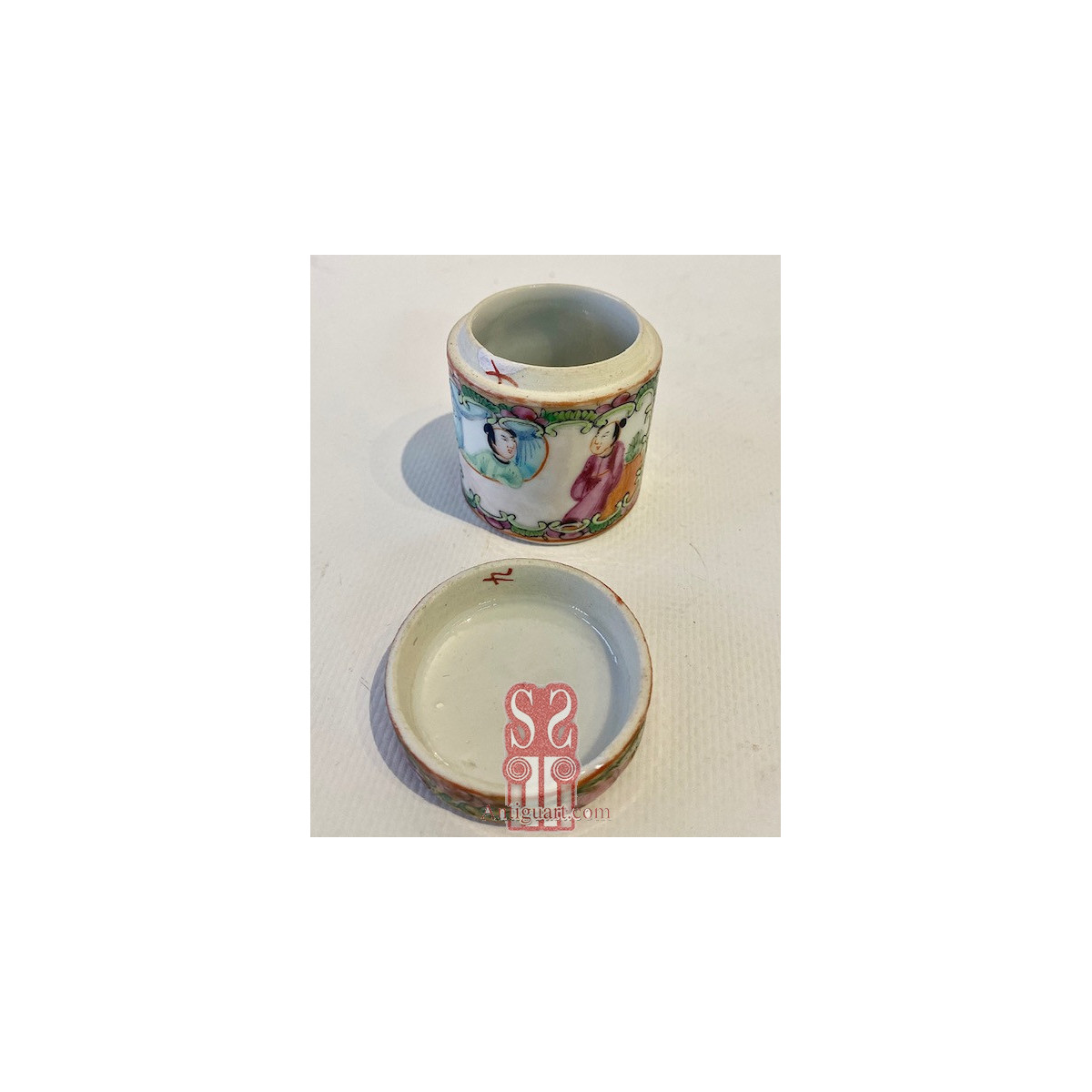 Conjunto de tres tarros en porcelana China Cantón Siglo XIX.