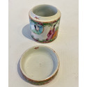 Conjunto de tres tarros en porcelana China Cantón Siglo XIX.