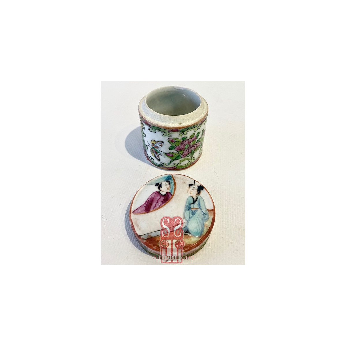 Conjunto de tres tarros en porcelana China Cantón Siglo XIX.