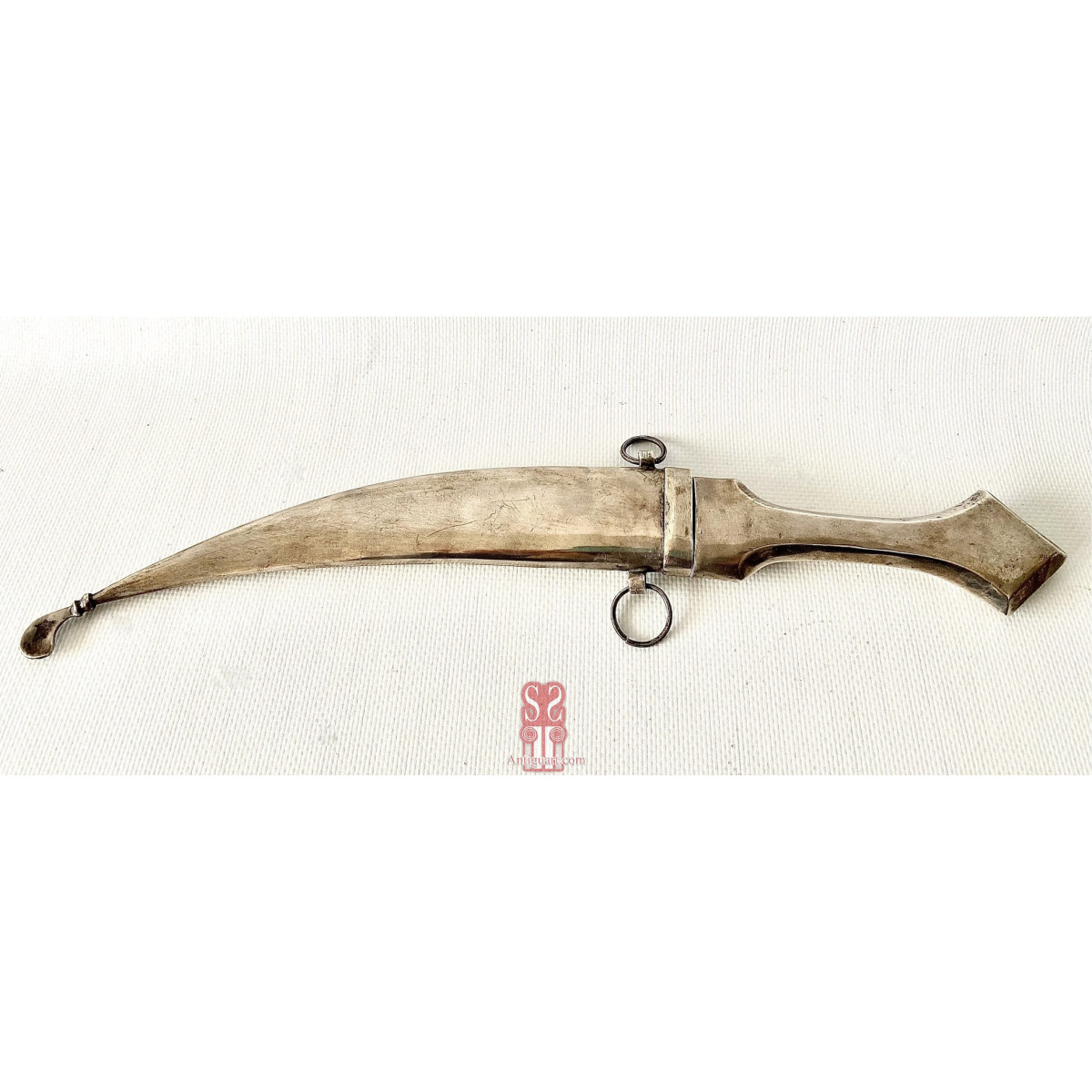 Daga Khanjar. Plata con decoración cincelada. Persia finales del siglo XIX, principios Siglo XX.