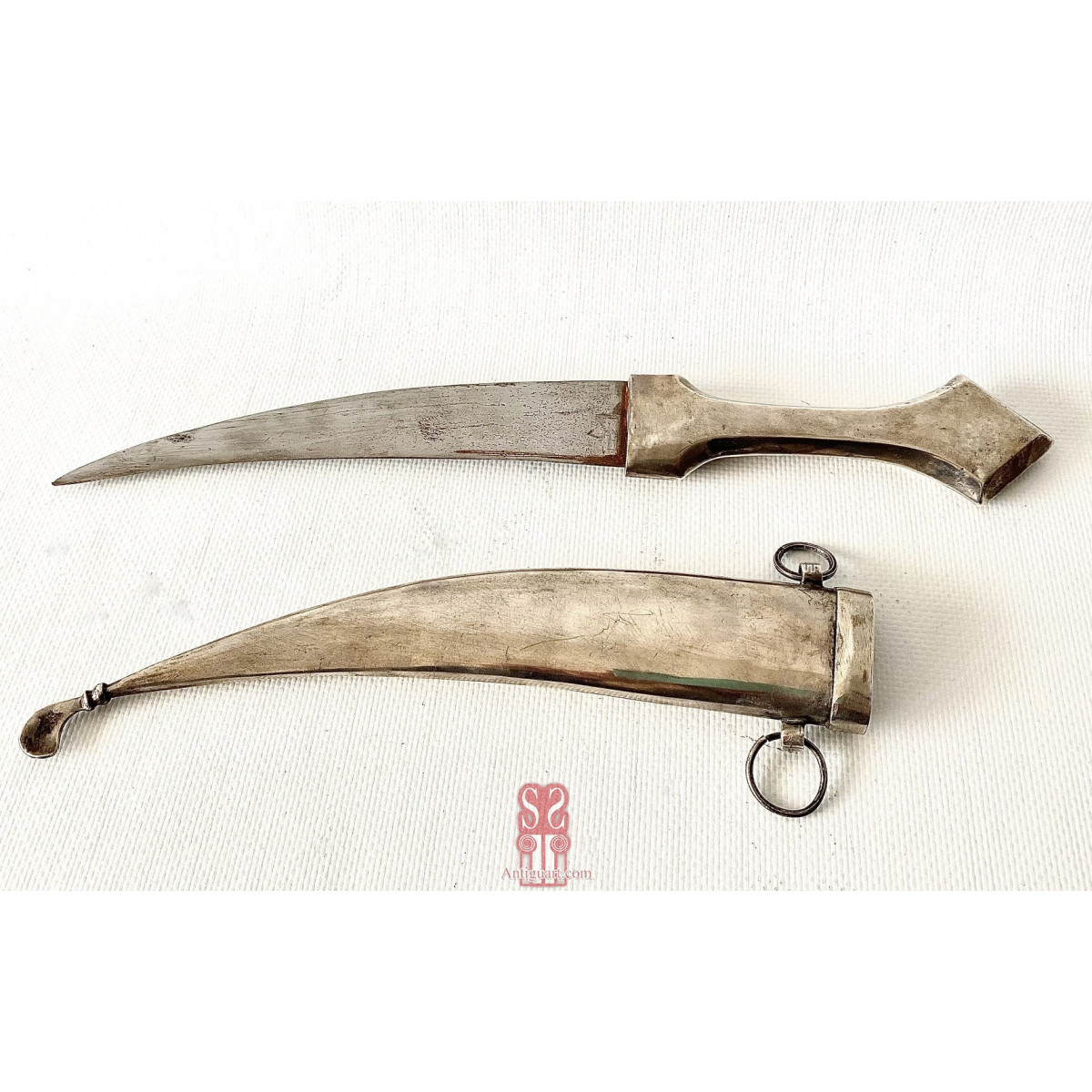 Daga Khanjar. Plata con decoración cincelada. Persia finales del siglo XIX, principios Siglo XX.