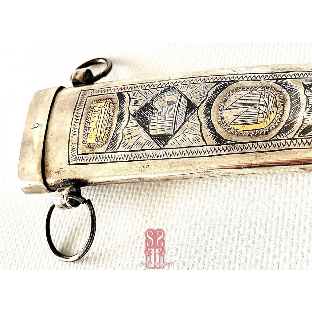 Daga Khanjar. Plata con decoración cincelada. Persia finales del siglo XIX, principios Siglo XX.