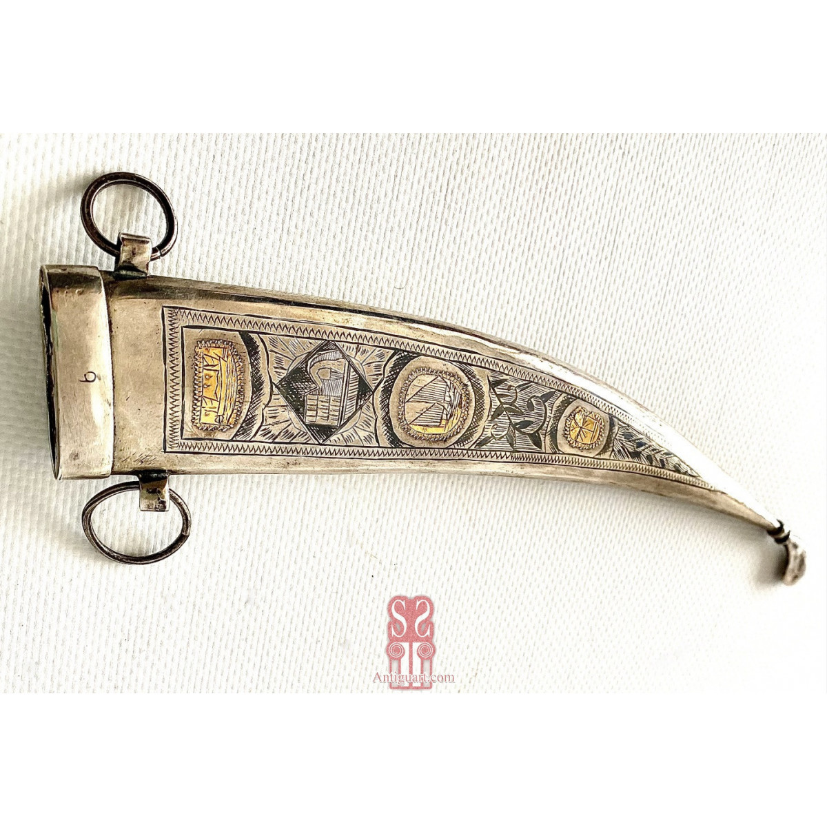 Daga Khanjar. Plata con decoración cincelada. Persia finales del siglo XIX, principios Siglo XX.