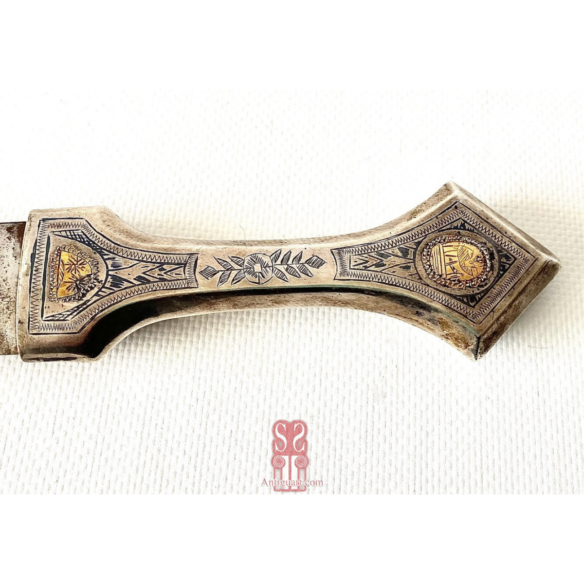 Daga Khanjar. Plata con decoración cincelada. Persia finales del siglo XIX, principios Siglo XX.