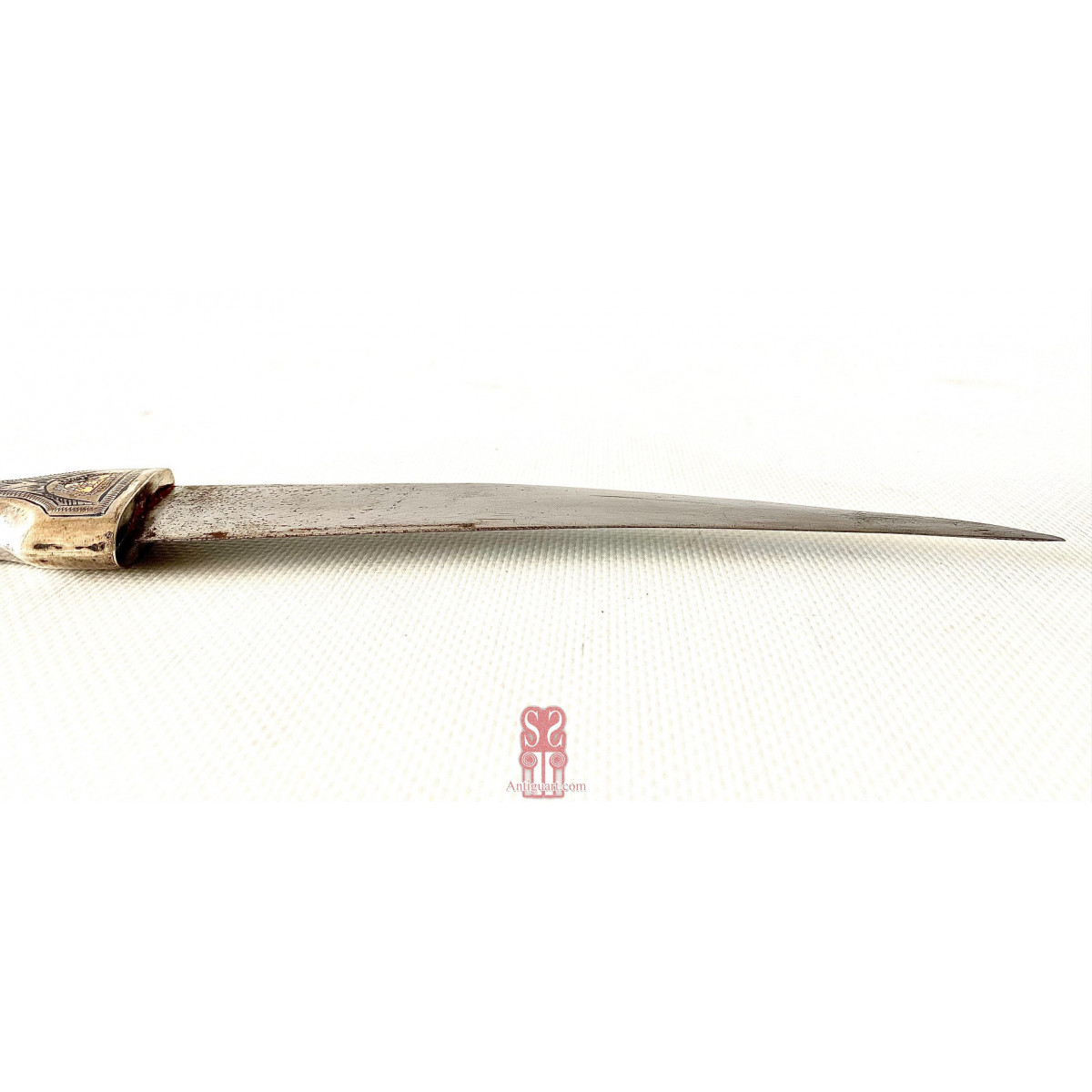 Daga Khanjar. Plata con decoración cincelada. Persia finales del siglo XIX, principios Siglo XX.