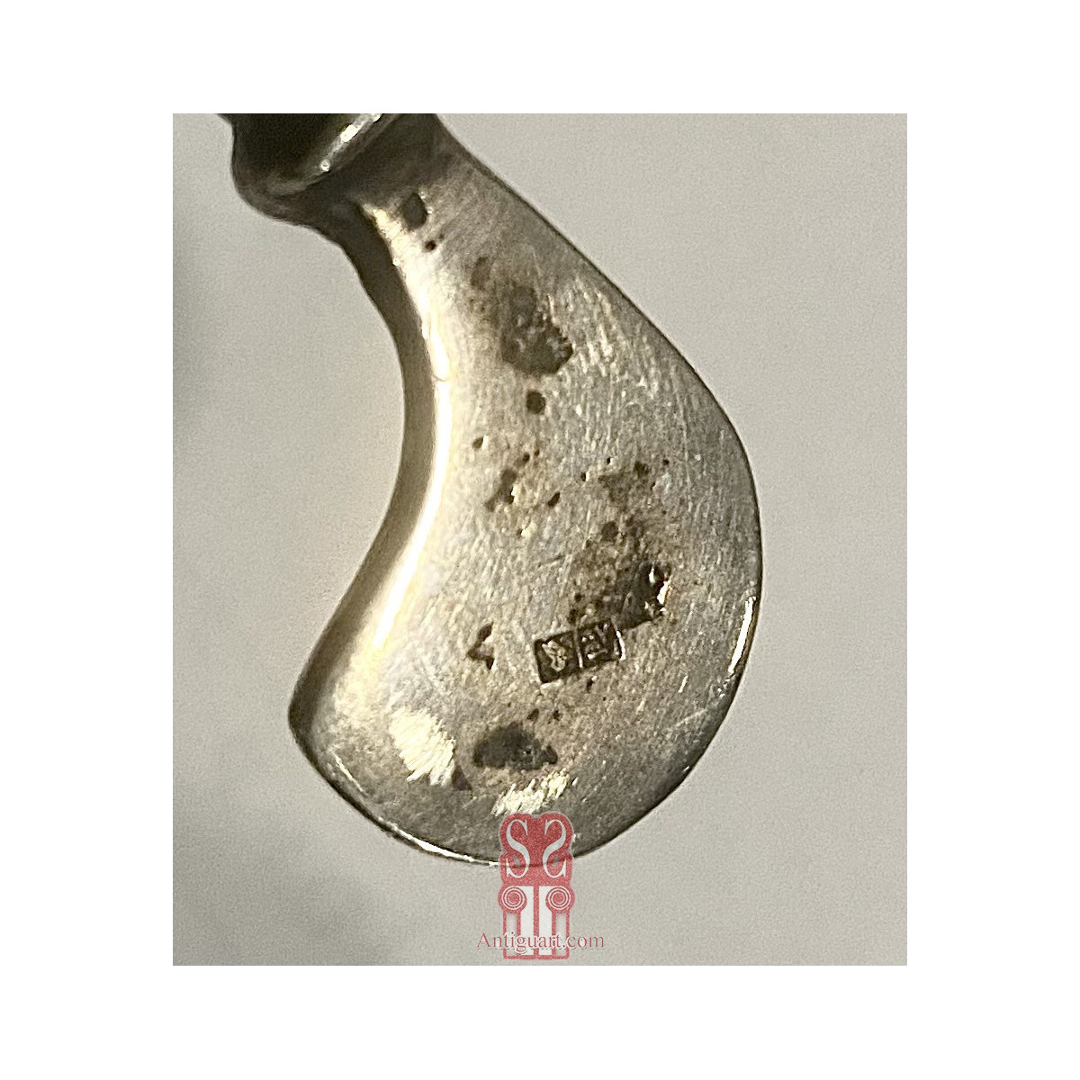 Daga Khanjar. Plata con decoración cincelada. Persia finales del siglo XIX, principios Siglo XX.