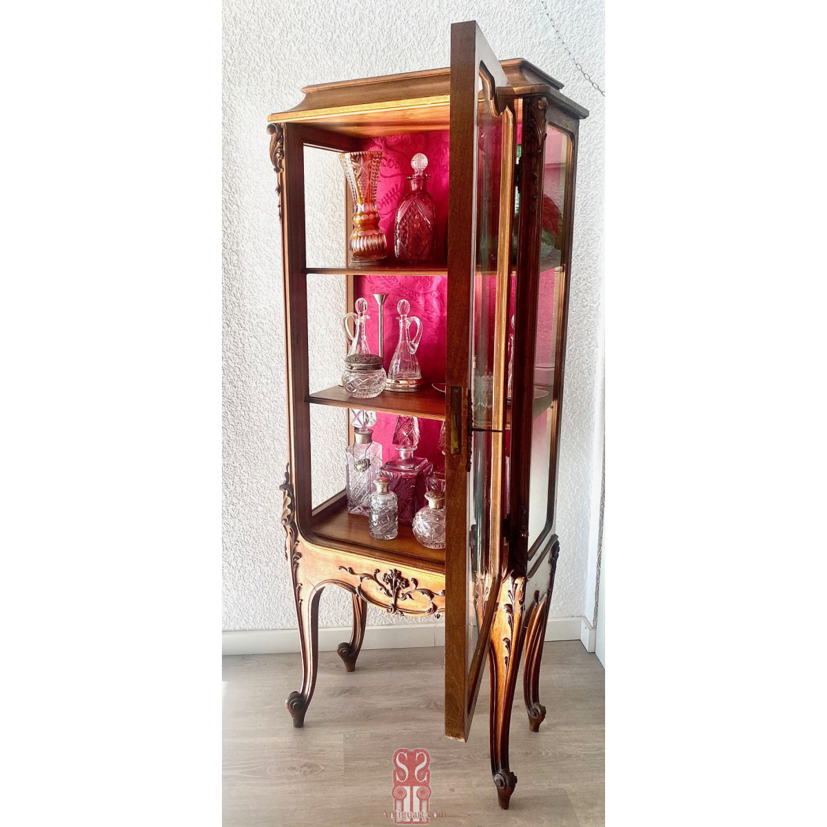 Vitrine of the end of the 19th century