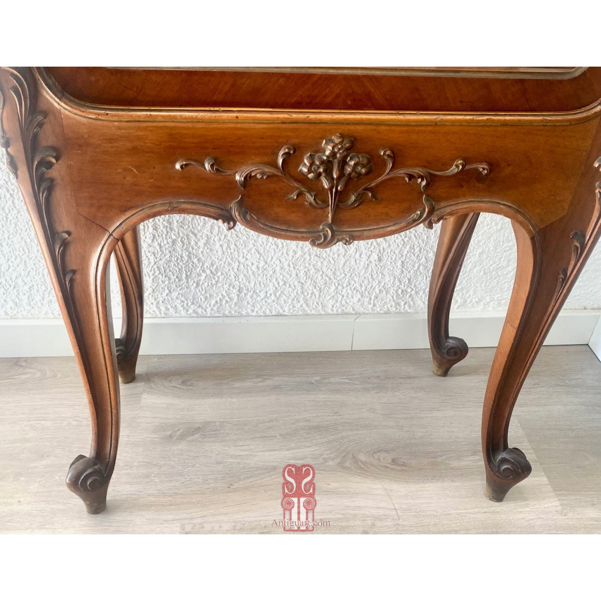 Vitrine of the end of the 19th century