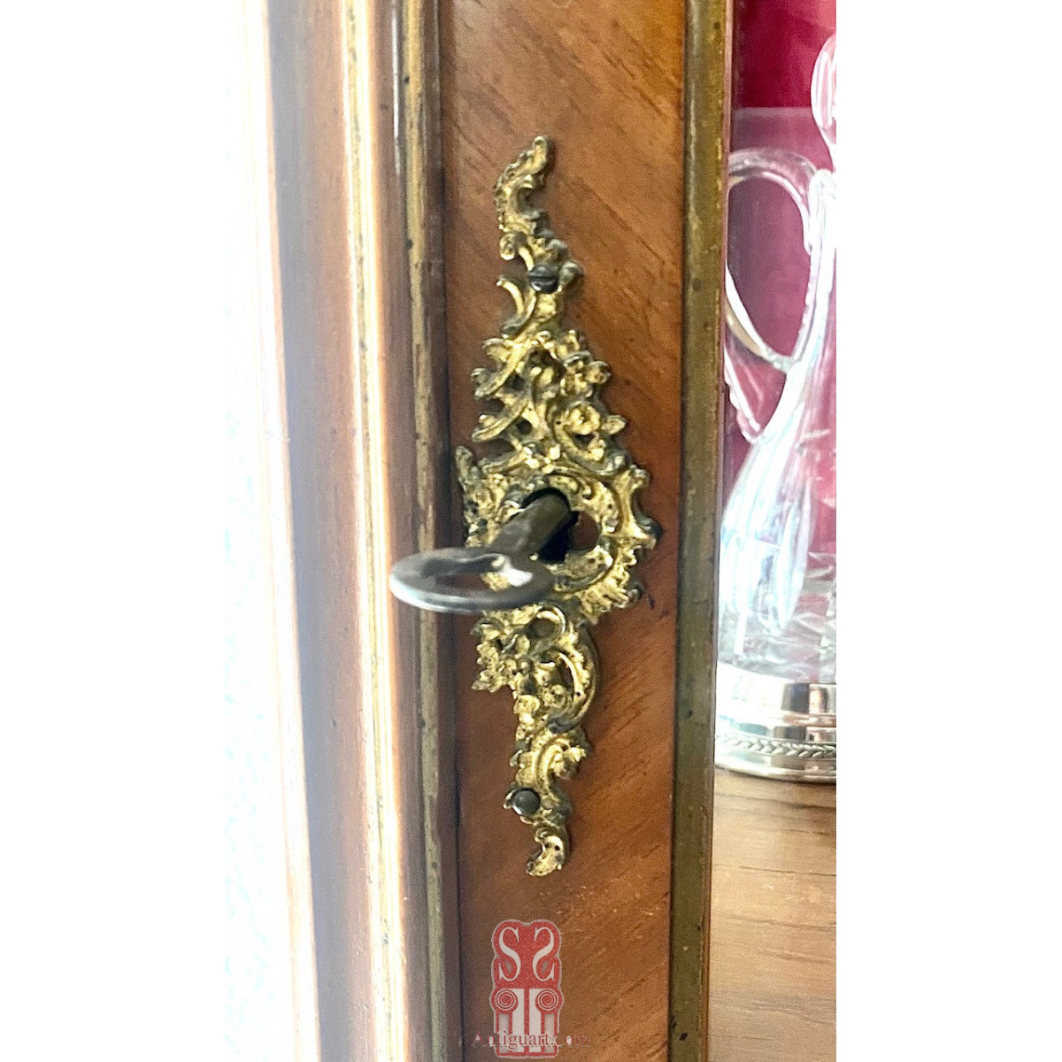 Vitrine of the end of the 19th century