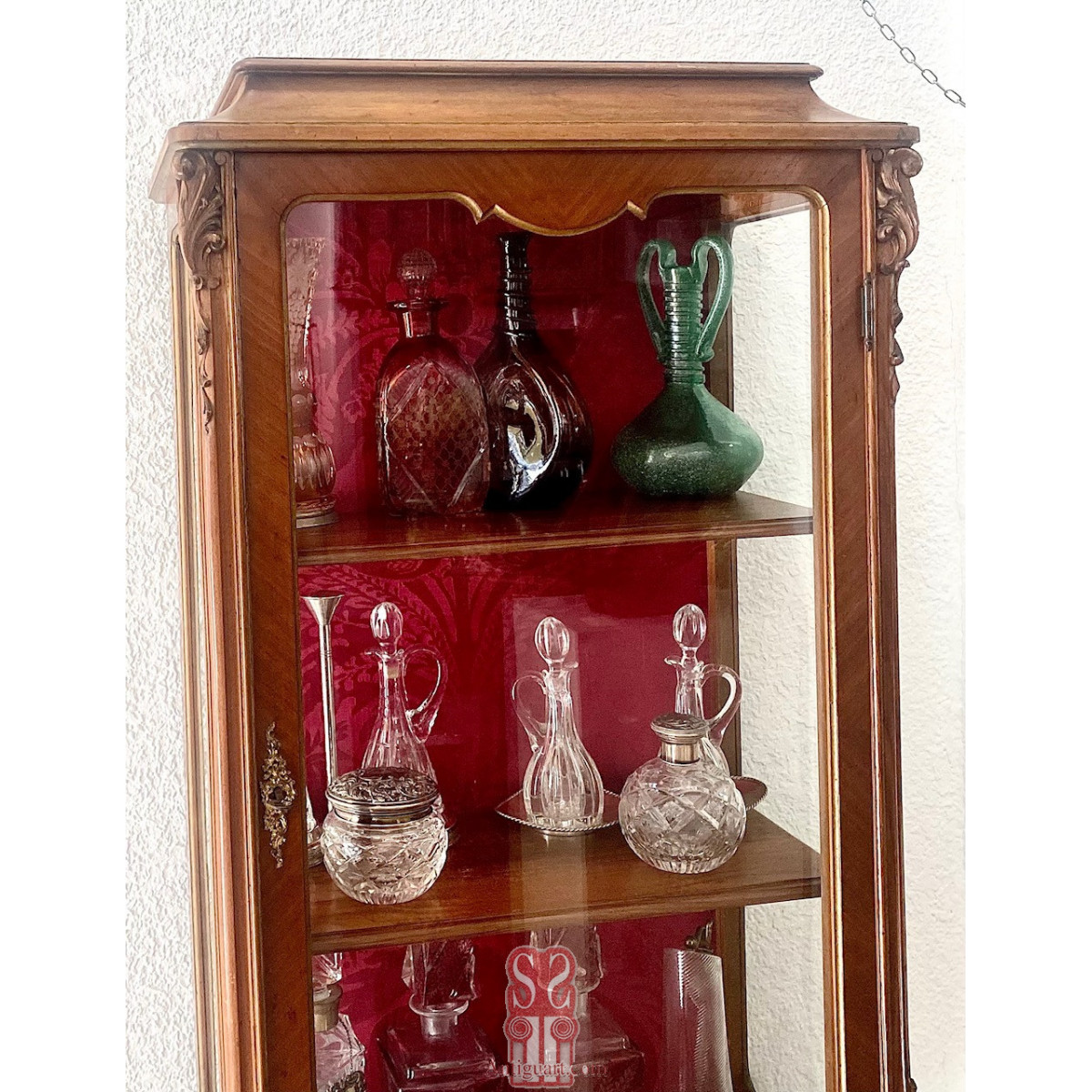 Vitrine of the end of the 19th century