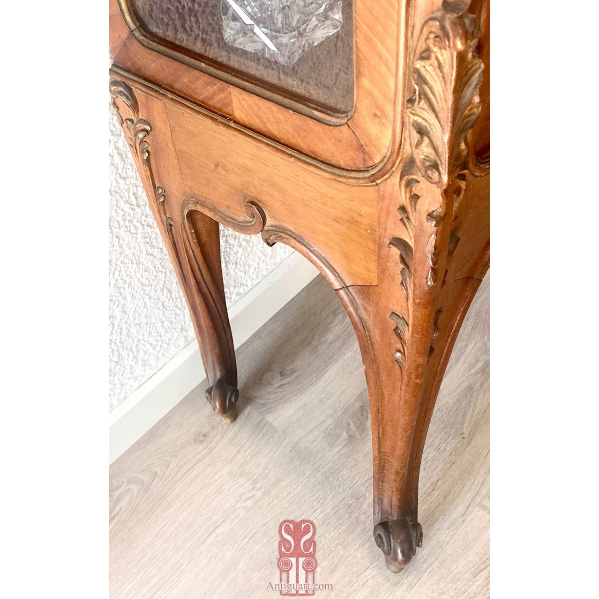 Vitrine of the end of the 19th century