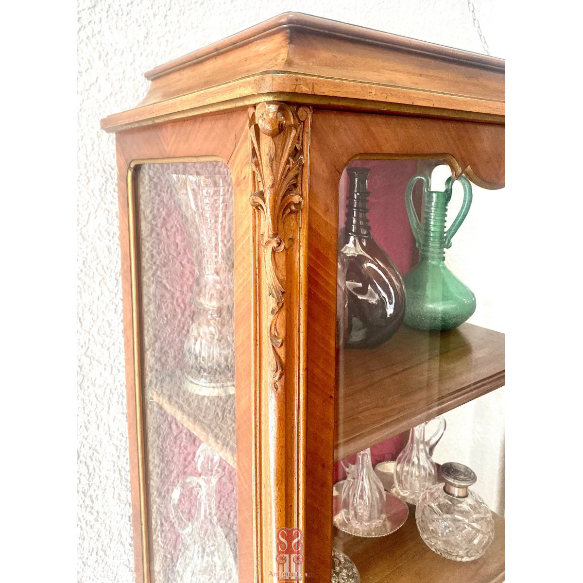 Vitrine of the end of the 19th century