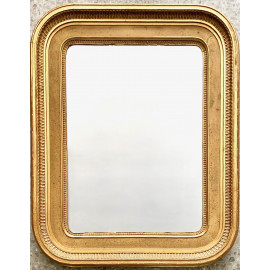 Espejo con marco dorado de la segunda mitad del siglo XIX.