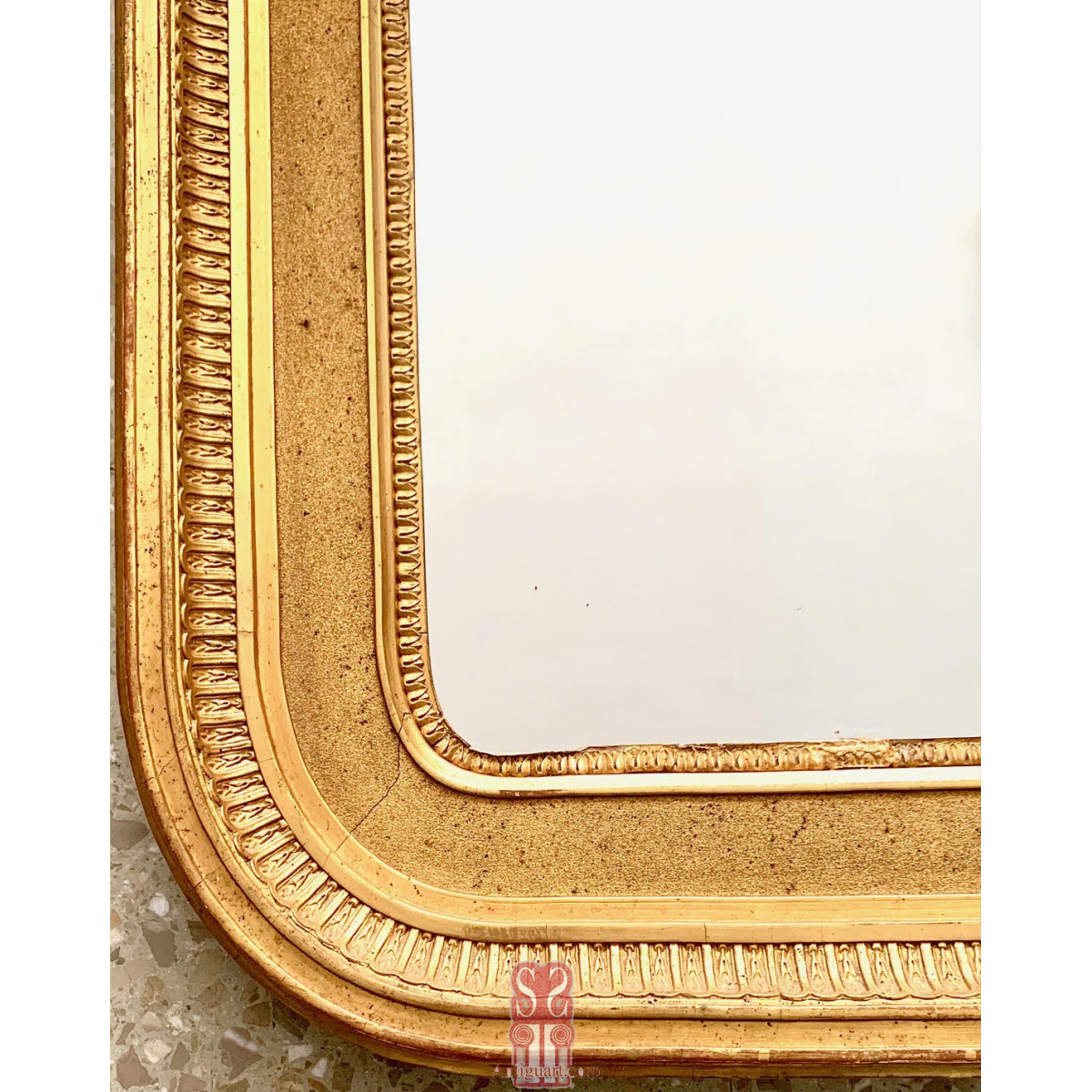 Espejo con marco dorado de la segunda mitad del siglo XIX.