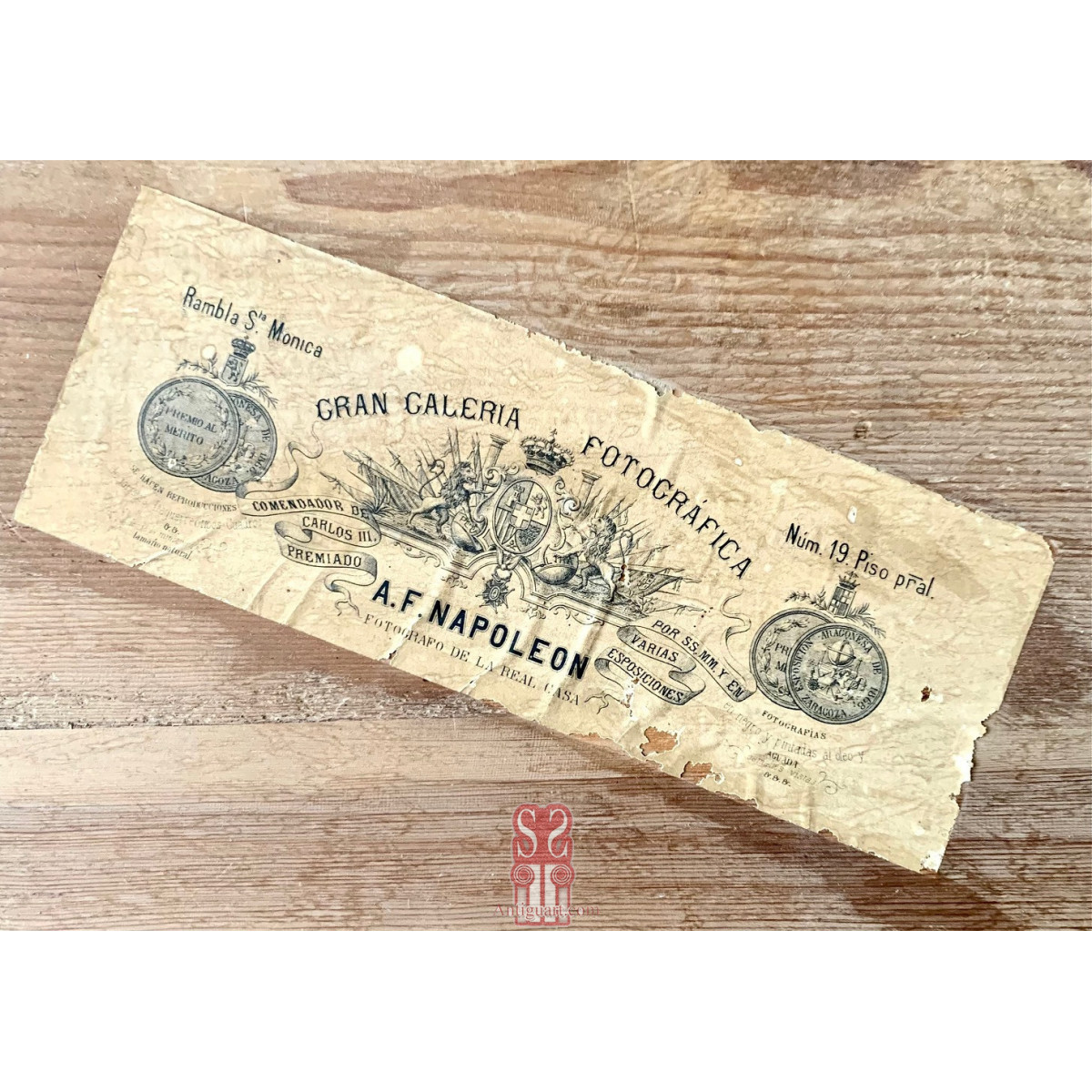 Espejo con marco dorado de la segunda mitad del siglo XIX.