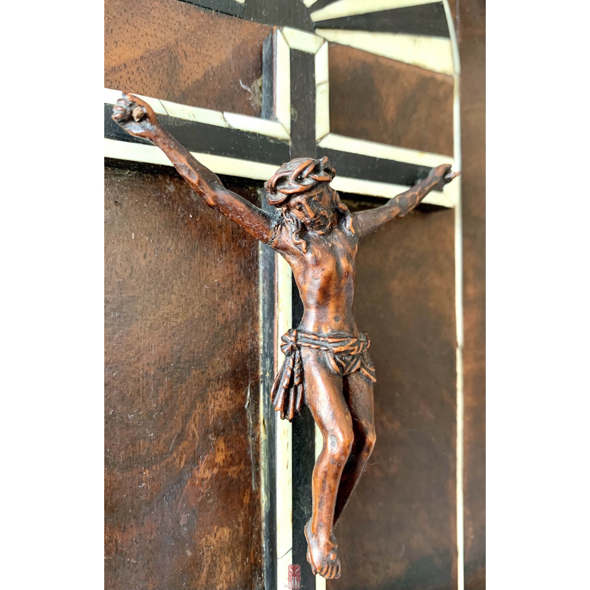 Crucifijo de madera en el interior de un altar, hueso y ébano.