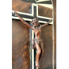 Crucifijo de madera en el interior de un altar, hueso y ébano.
