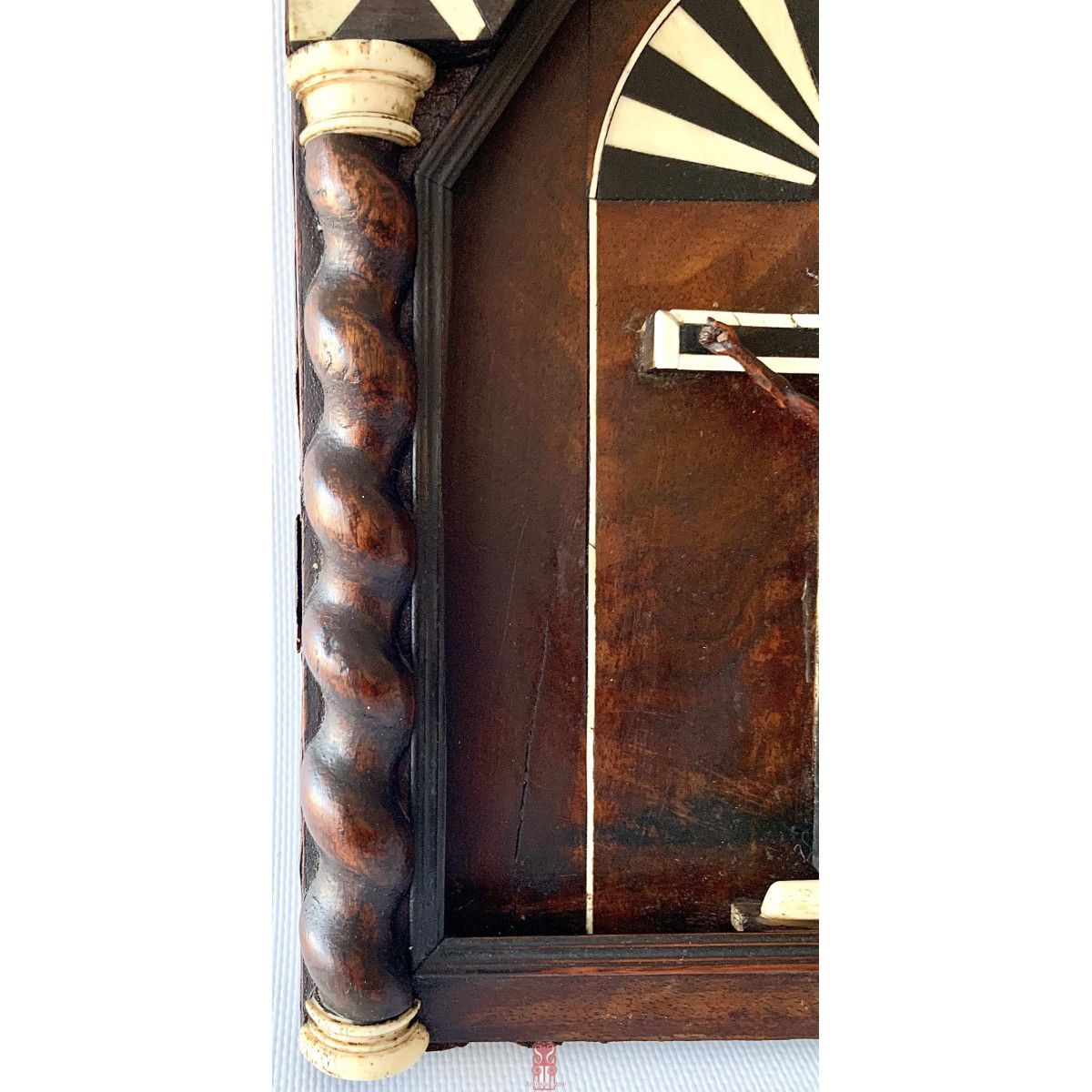 Crucifijo de madera en el interior de un altar, hueso y ébano.