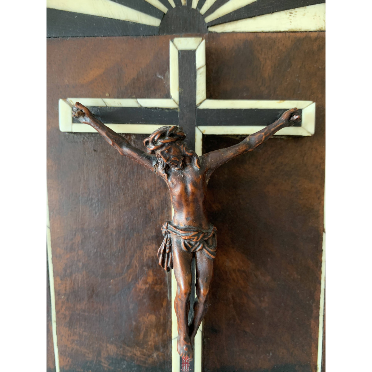 Crucifijo de madera en el interior de un altar, hueso y ébano.