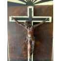 Crucifijo de madera en el interior de un altar, hueso y ébano.