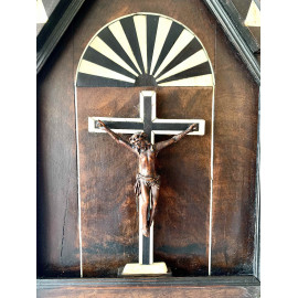 Crucifijo de madera en el interior de un altar, hueso y ébano. 2