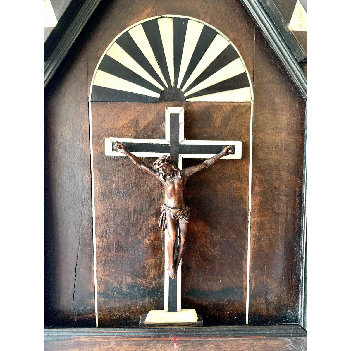 Crucifijo de madera en el interior de un altar, hueso y ébano.