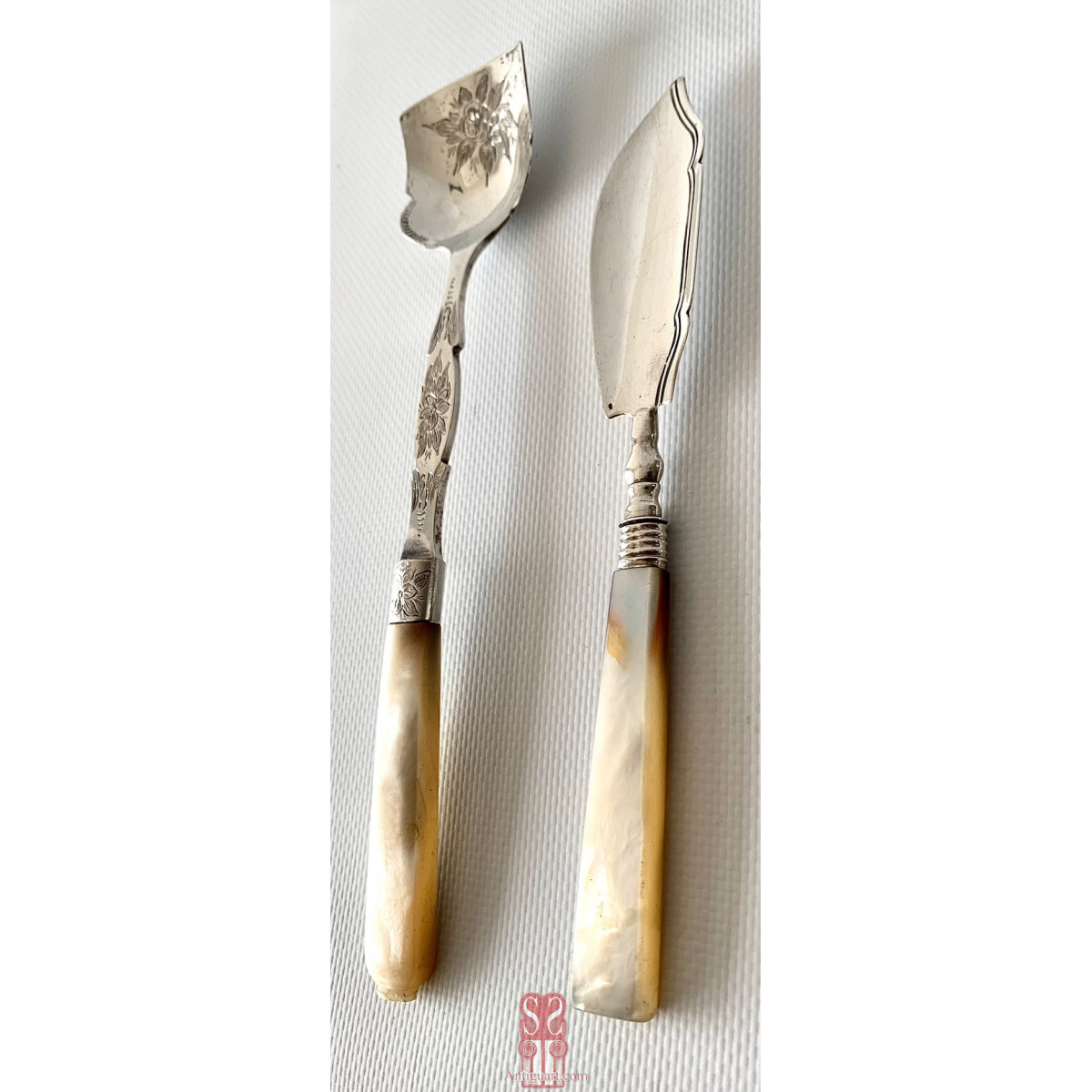 Pareja de cubiertos de plata de ley y nácar, finales del Siglo XIX, Inglaterra, Birmingham 1898