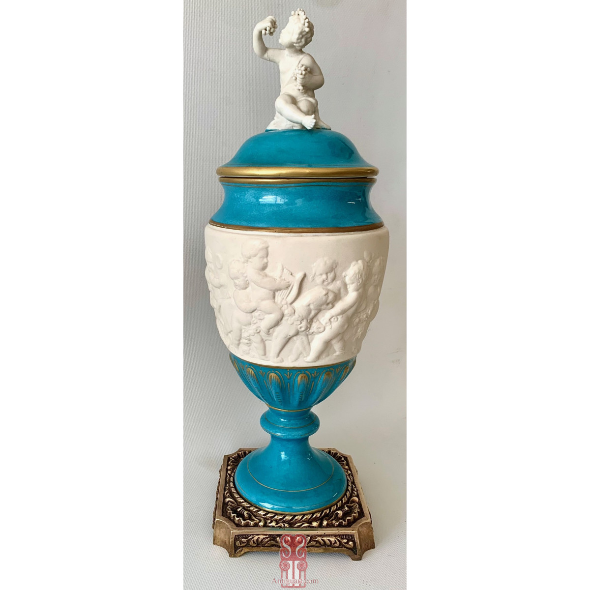 Pareja de copas de porcelana de Sevres, finales Siglo XIX.