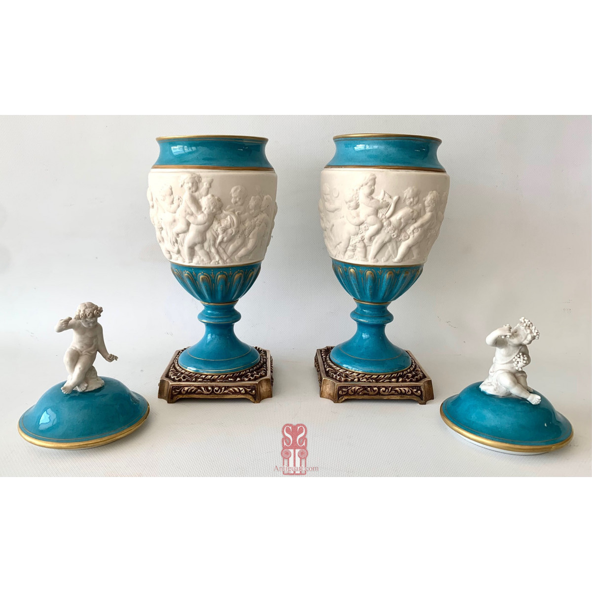 Pareja de copas de porcelana de Sevres, finales Siglo XIX.