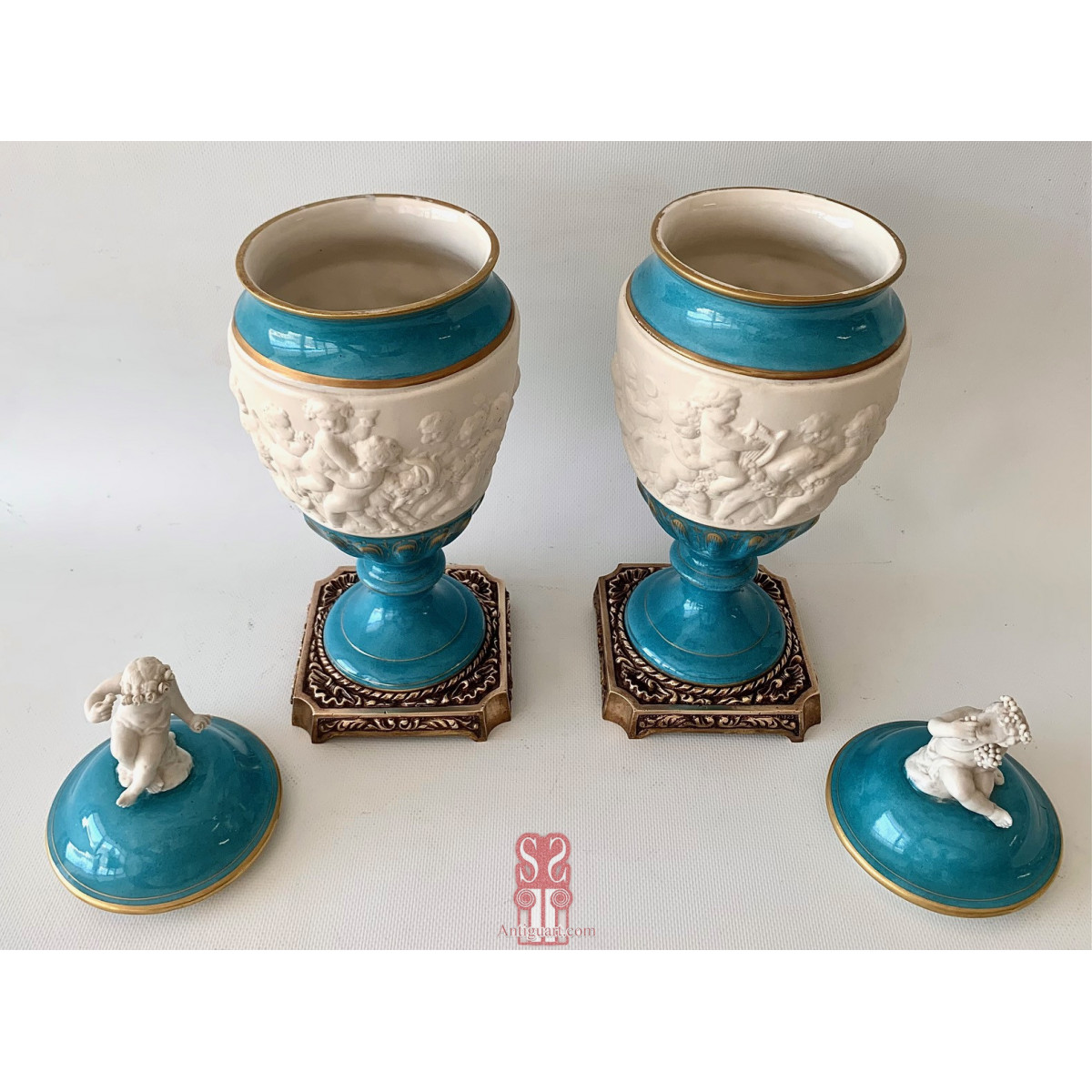 Pareja de copas de porcelana de Sevres, finales Siglo XIX.