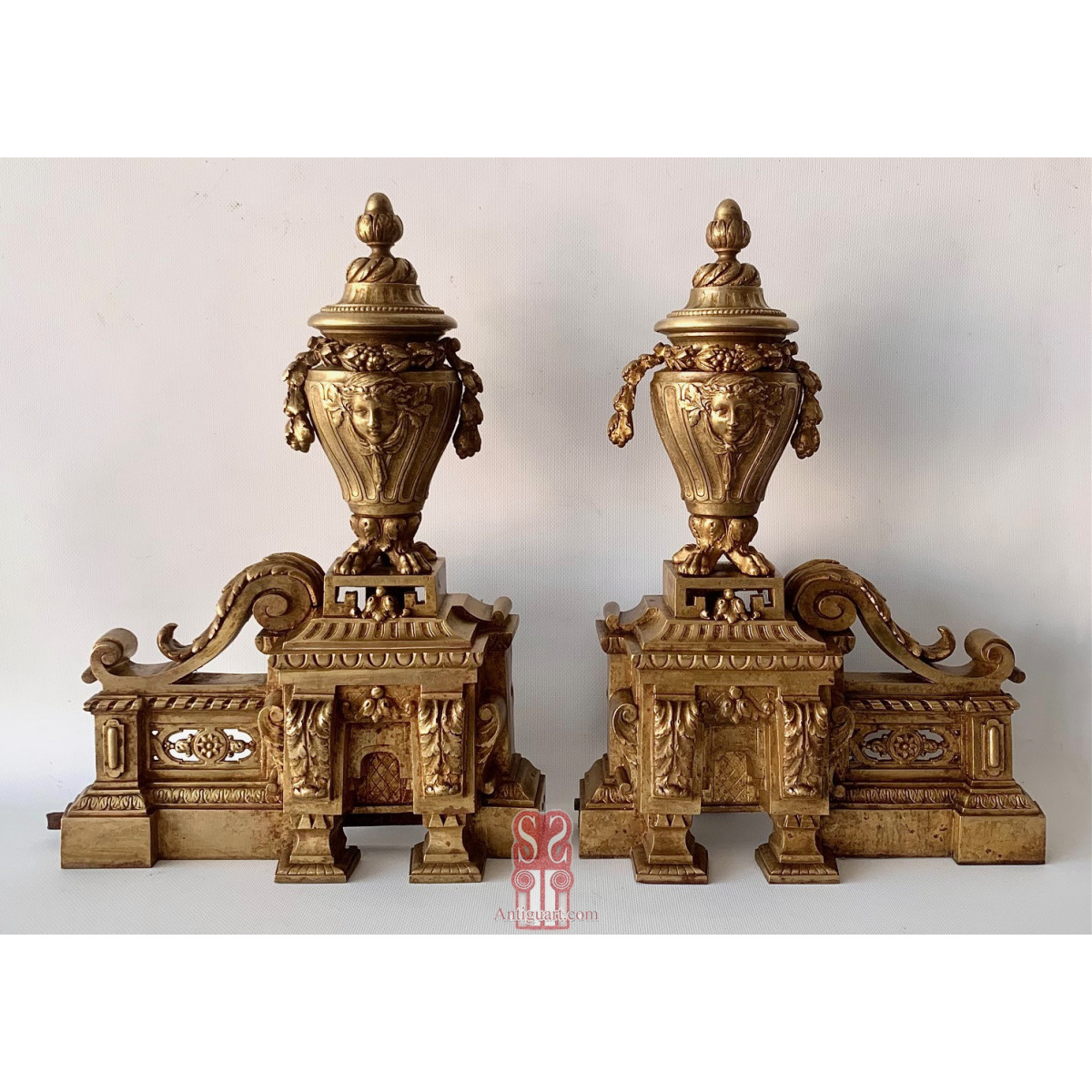 Pareja de Morillos en bronce dorado, primera mitad Siglo XIX, periodo Neoclásico.