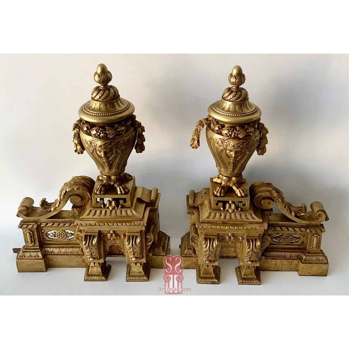 Pareja de Morillos en bronce dorado, primera mitad Siglo XIX, periodo Neoclásico.