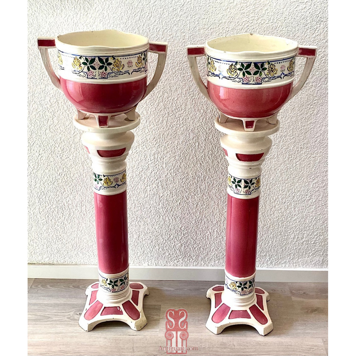 Pareja de pedestales columnas con jarrones maceteros ornamentales de cerámica esmaltada, periodo decó.