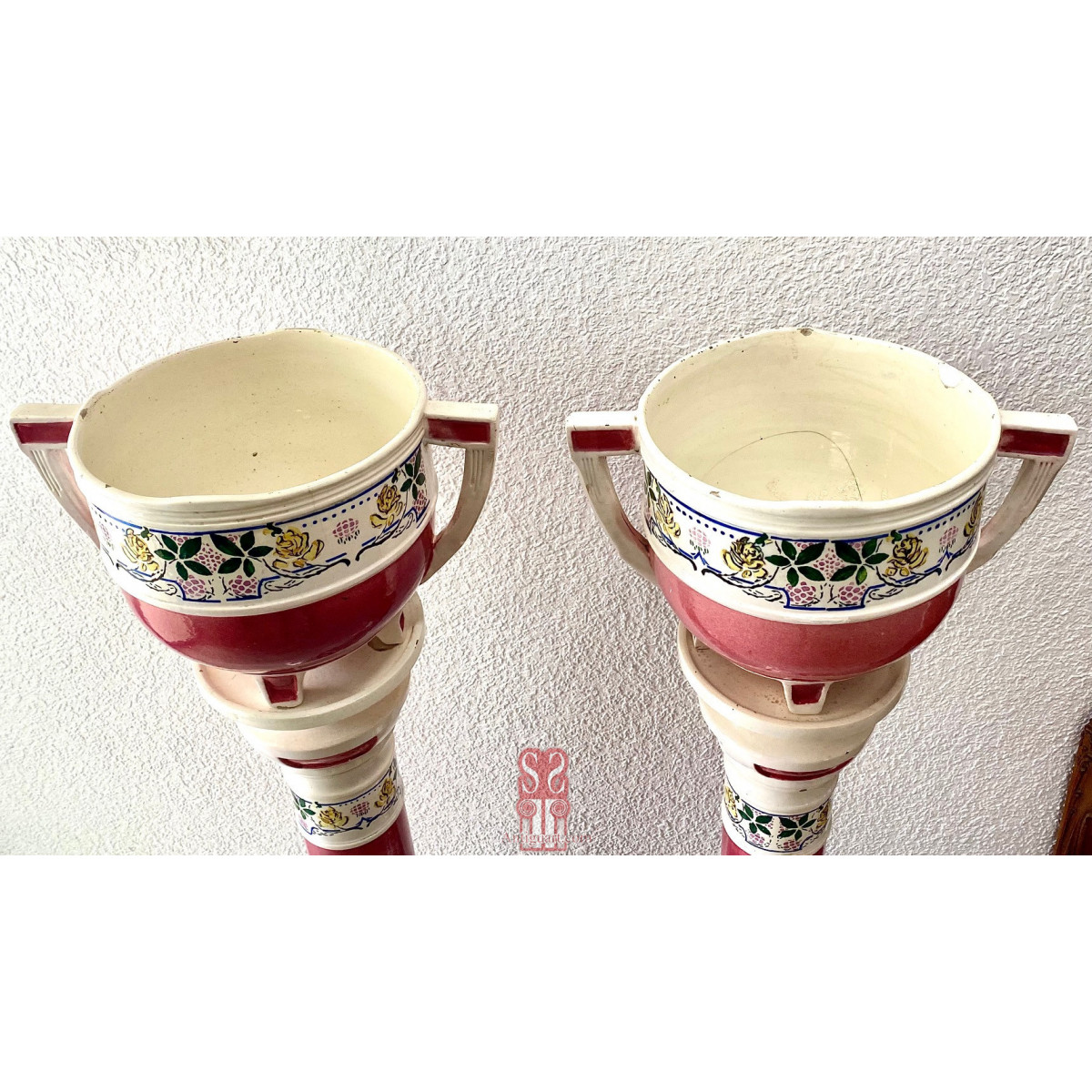 Pareja de pedestales columnas con jarrones maceteros ornamentales de cerámica esmaltada, periodo decó.