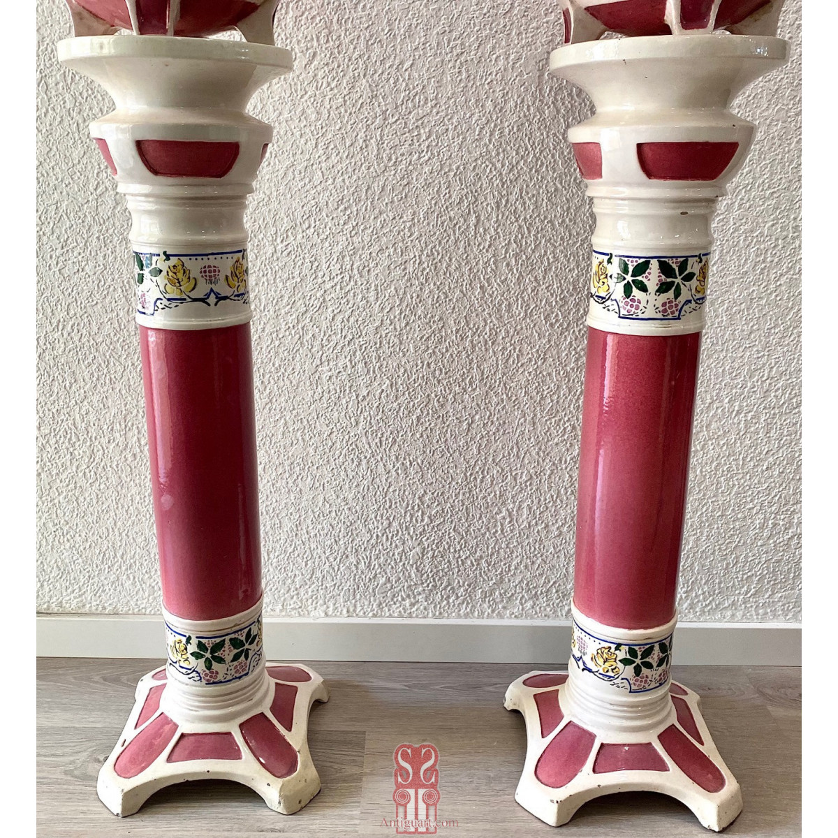 Pareja de pedestales columnas con jarrones maceteros ornamentales de cerámica esmaltada, periodo decó.