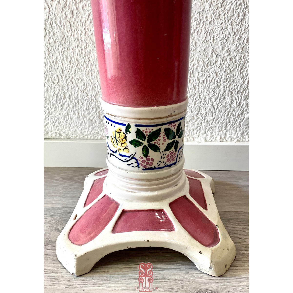 Pareja de pedestales columnas con jarrones maceteros ornamentales de cerámica esmaltada, periodo decó.