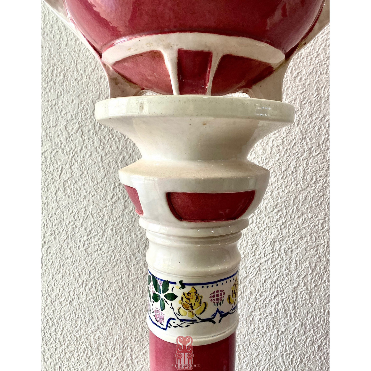 Pareja de pedestales columnas con jarrones maceteros ornamentales de cerámica esmaltada, periodo decó.