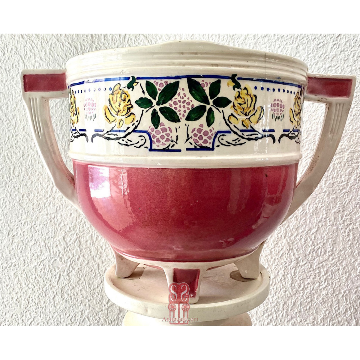 Pareja de pedestales columnas con jarrones maceteros ornamentales de cerámica esmaltada, periodo decó.