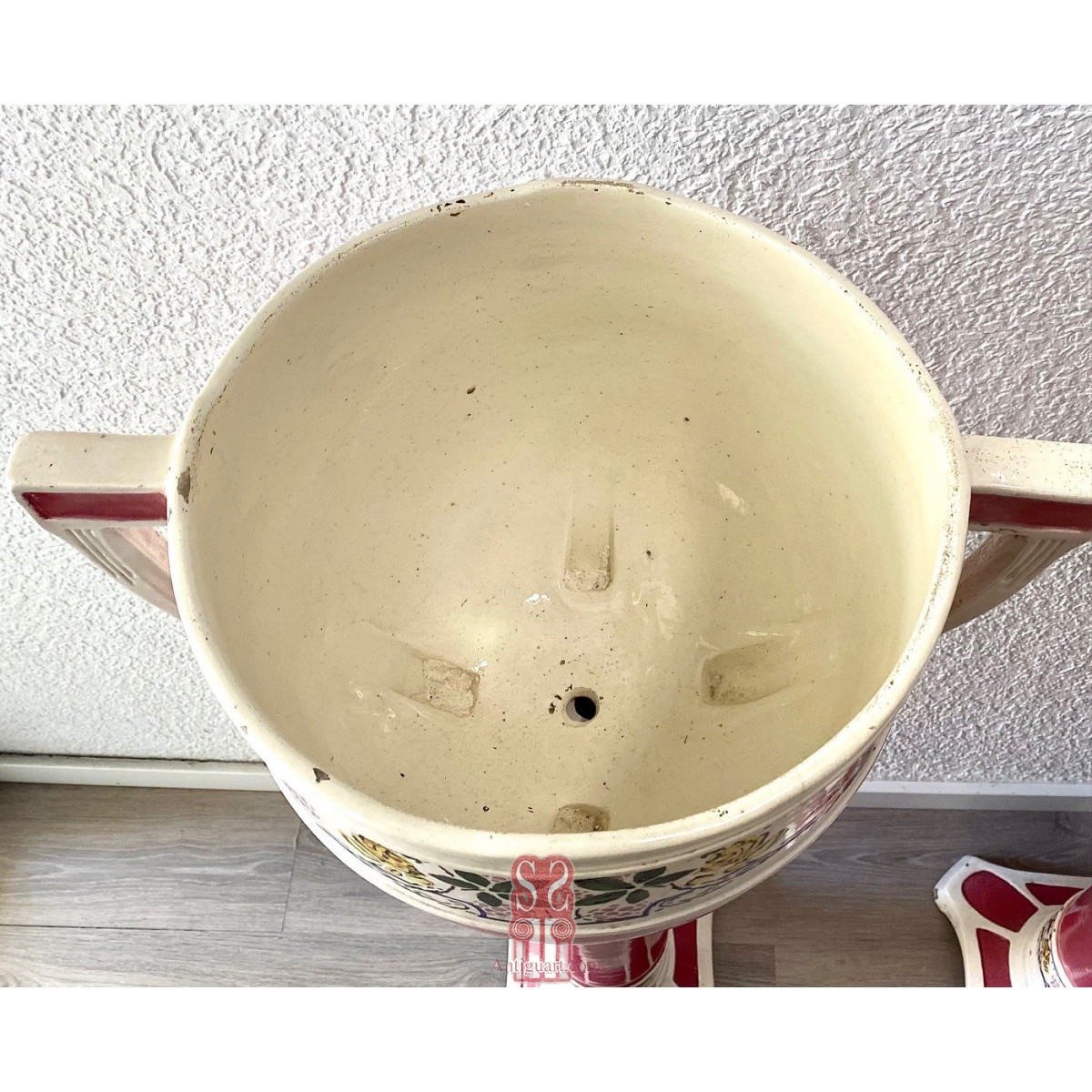 Pareja de pedestales columnas con jarrones maceteros ornamentales de cerámica esmaltada, periodo decó.