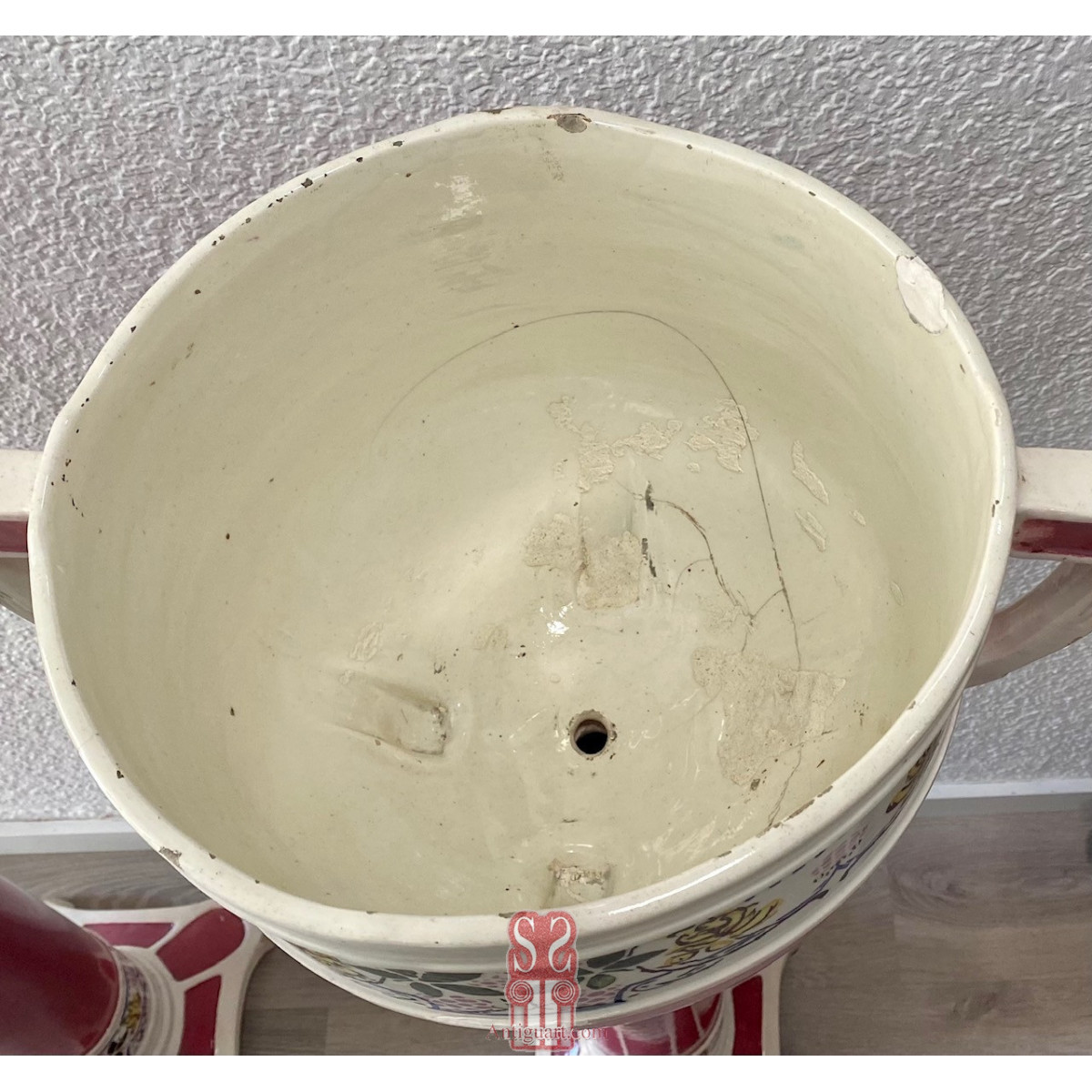 Pareja de pedestales columnas con jarrones maceteros ornamentales de cerámica esmaltada, periodo decó.