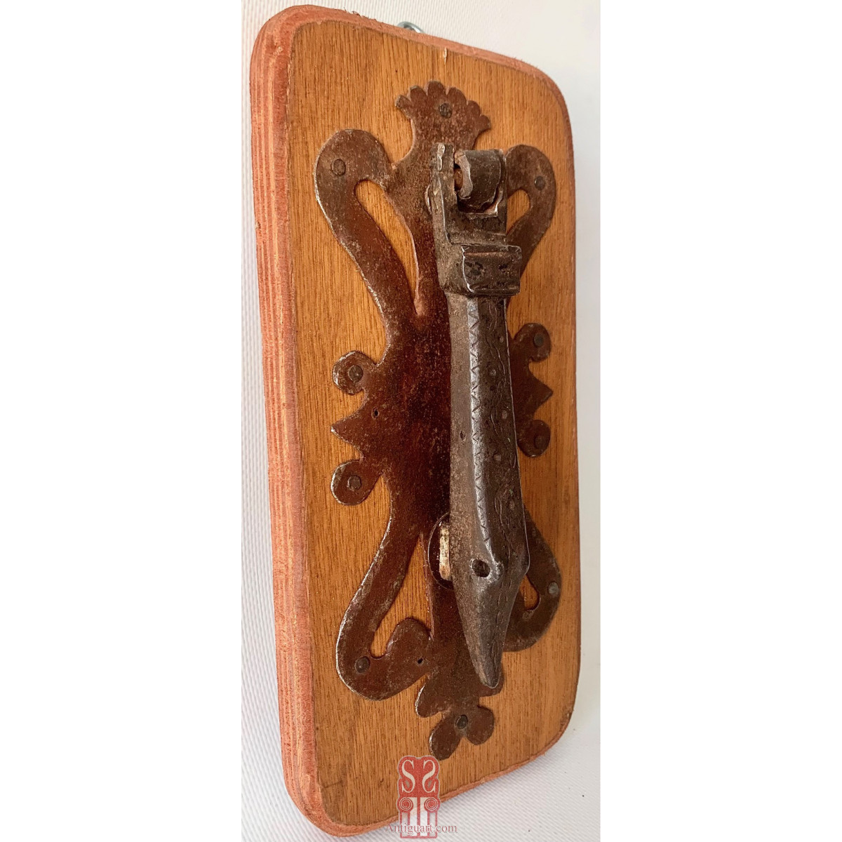 Aldaba llamador de hierro forjado y cincelado en forma de lagarto zoomorfa, finales del siglo XVII principios del XVIII.