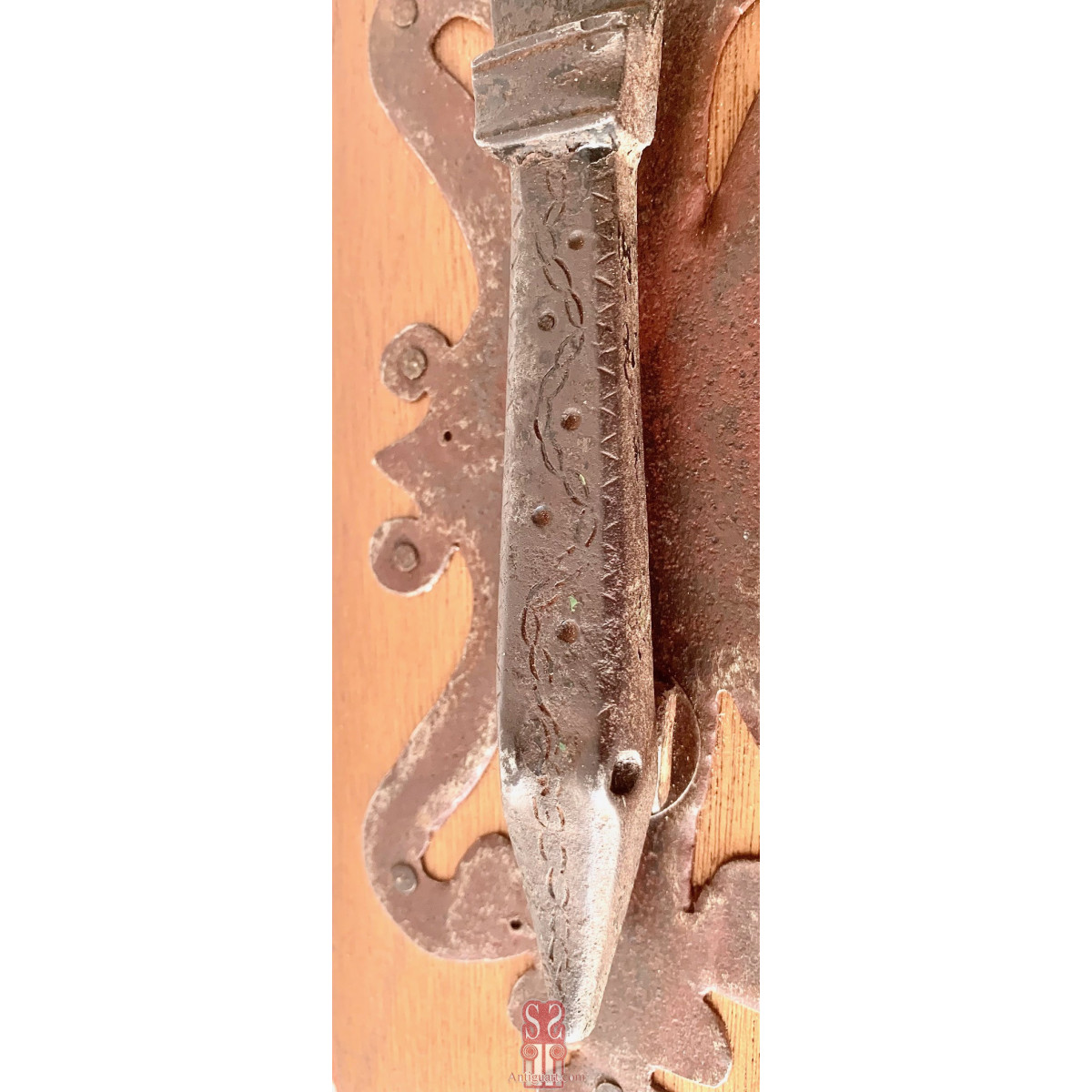 Aldaba llamador de hierro forjado y cincelado en forma de lagarto zoomorfa, finales del siglo XVII principios del XVIII.